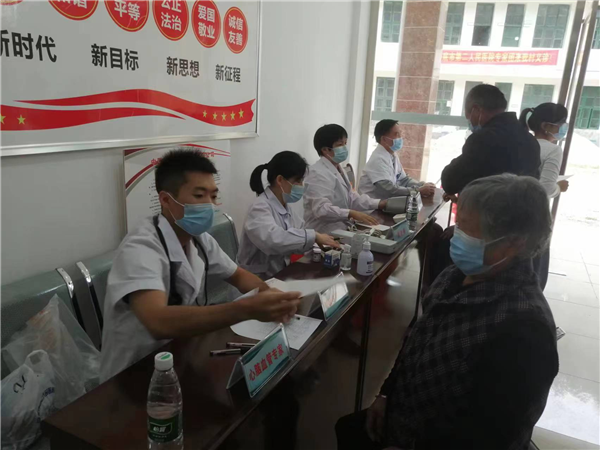 婁底市第二人民醫(yī)院專家義診隊進(jìn)鄉(xiāng)村-3.png