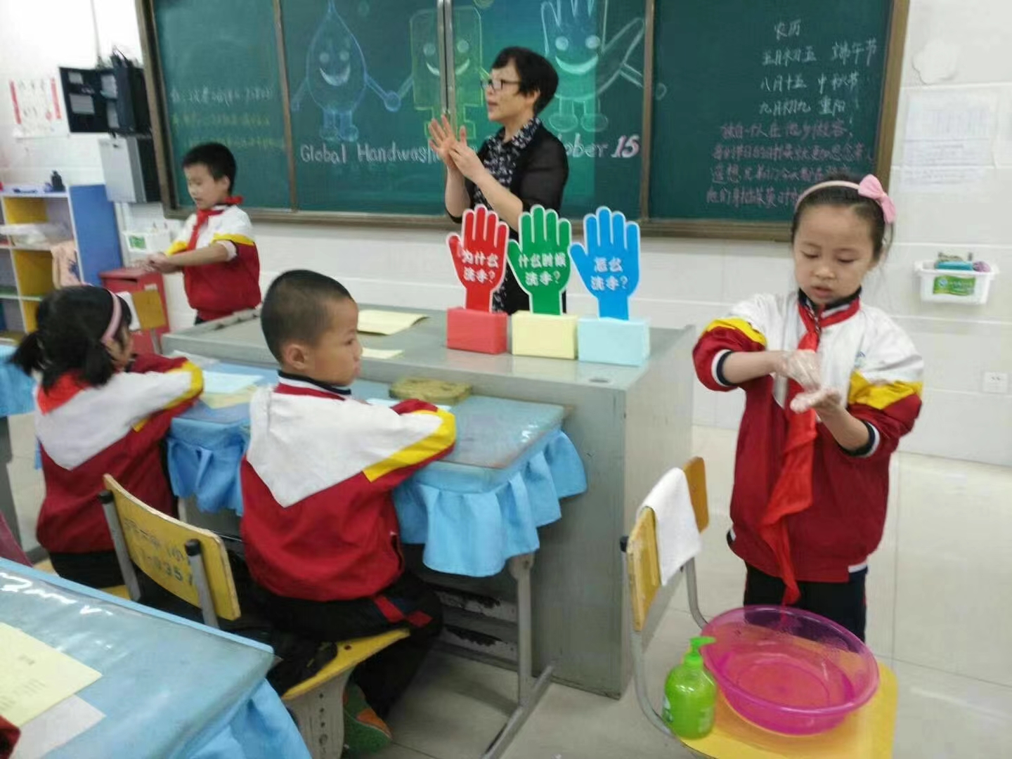 手衛(wèi)生進學校.jpg